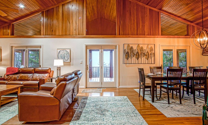 Snowshoe House | Timber Wolf Lodge Ski Chalet: 4BR Retreat with Spa & Hot Tub