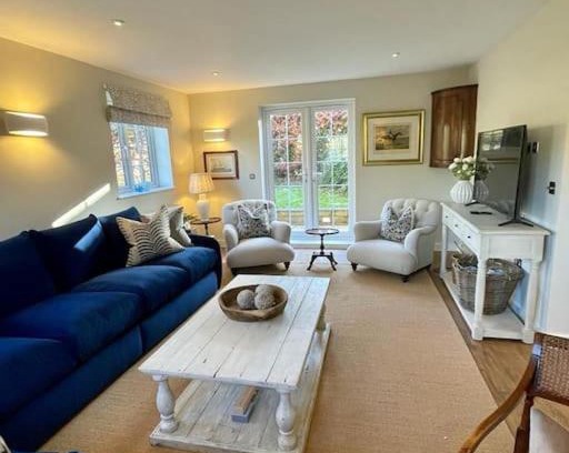 Bentley House | Family-Friendly Northbrook Cottage in Farnham for 8 Guests
