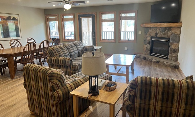 Arkdale Condo | Experience Northern Bay Golf Resort & Marina on Castle Rock Lake