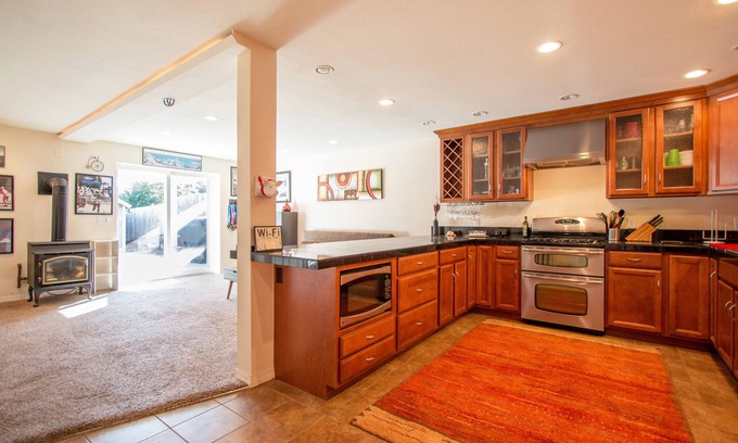 White Salmon House | Exceptional Northern Daylights Near Downtown White Salmon