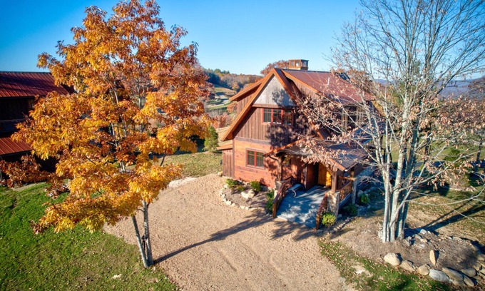 Elk Park House | Stunning Northern Exposure at Eagles Nest - Walk to Winery!