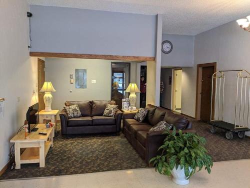 Park Falls Hotel | Discover Northern Lights Inn: Family-Friendly with Pool & Hot Tub