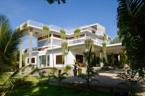 Pachchilaipalli House | Relax at North Joy Resort with Pool and Oceanfront Views