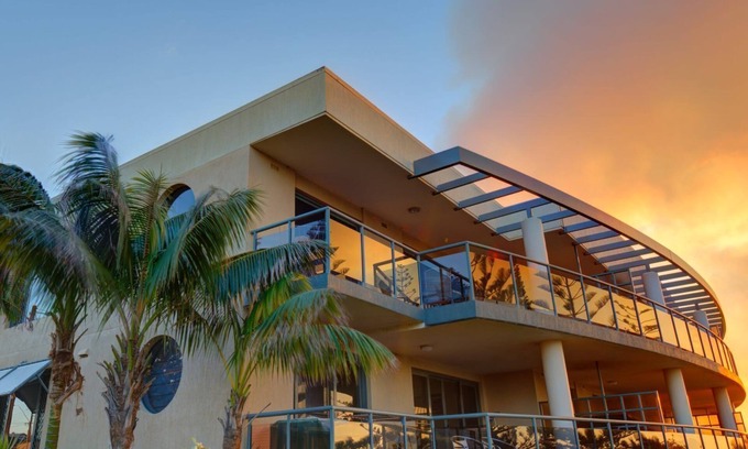 South West Rocks Apartment | Cozy Northpoint Unit 8: Steps to the Beach & Ocean View