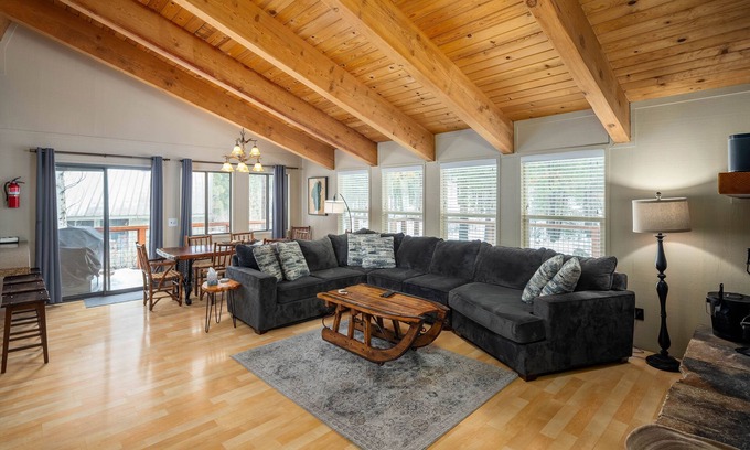 Truckee House | Northstar Cabin: Peaceful Retreat with Hot Tubs & Lake Views