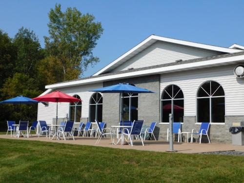 Chetek Hotel | Relax at Northwoods Best Inn - Family-Friendly Retreat