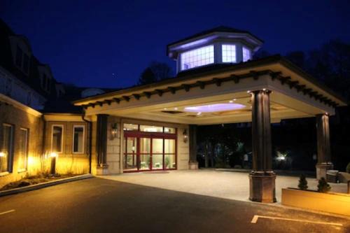 Norwalk Hotel | Relax at Norwalk Inn & Conference Center with Ocean Views
