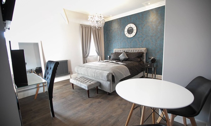 Norwich Apartment | Experience Norwich Cathedral Apartment with Lake Views & Spa