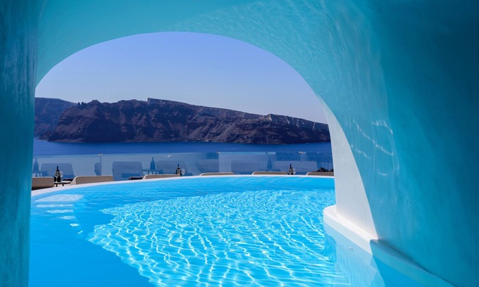 Oia Hotel | Elegant Nostos Apartments: 4-Star with Pool & Dining