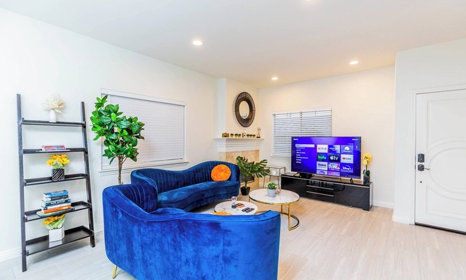 East Pasadena House | Inviting Pasadena Retreat – Family-Friendly with Breakfast