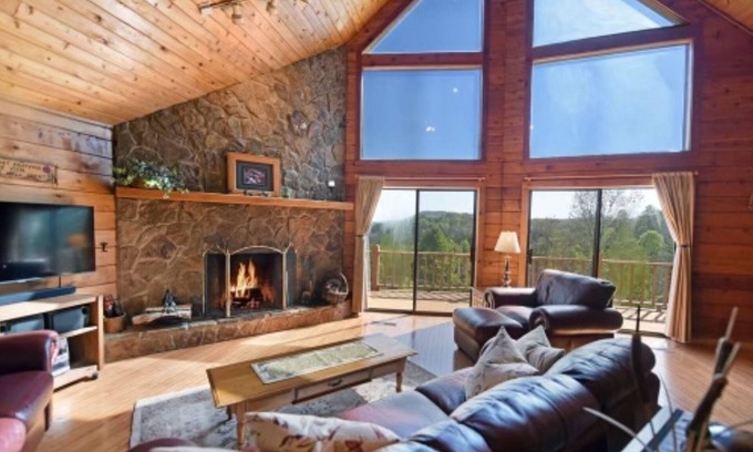 Murphy Ski Chalet | Family Cabin with Mountain Views and Pet-Friendly Amenities