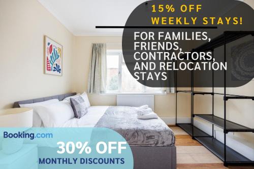 Selhurst Apartment | Cozy 2 Bedroom House by AV Stays in Croydon with Wi-Fi