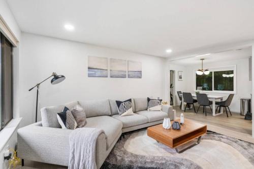 Juanita House | Ideal Family Retreat with Remote Work Options and Pool