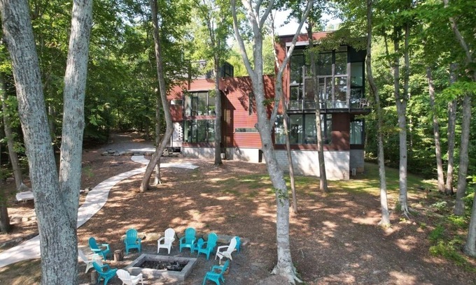 Livingston House | Modern Retreat with Pool, Spa & Lake Views - Guest Rated 10/10