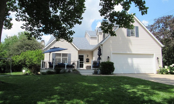 South Bend House | Premier Stay Near Notre Dame with Pool and Spa Access