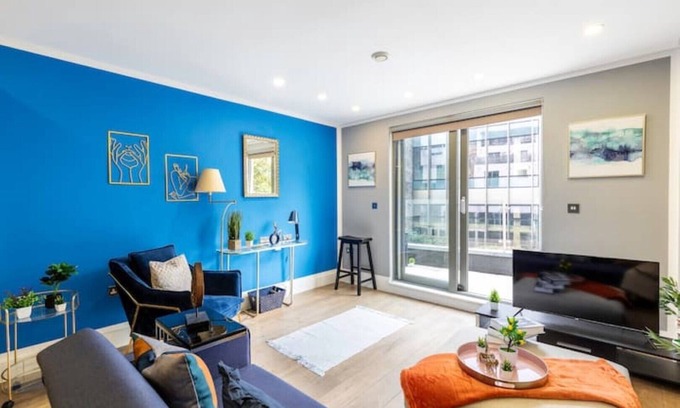 Kensal Green Apartment | Serene Notting Hill Canal View with Balcony Oasis