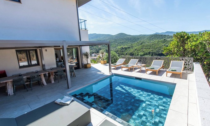 Molini House | Nouveau! Maison de Standing Avec Piscine et Climatisation à 3 min des Plages