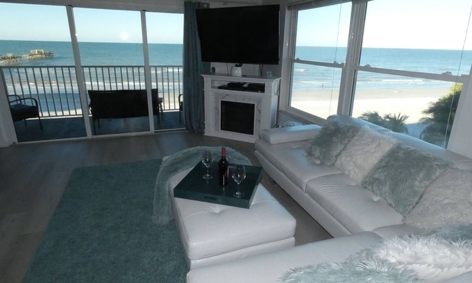 Redington Shores Condo | Beachfront Paradise: 2/2 Suite with Jacuzzi & Ocean View