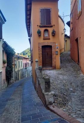 Bertinoro Apartment | Pet-Friendly Retreat at RomagnaBNB Novecento
