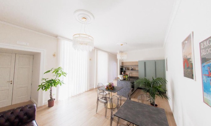 Murat Town Bed & Breakfast | Experience Novecento: 4-Star Comfort with Hot Tub Access