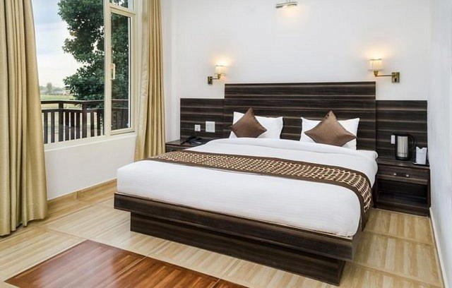Ramnagar Hotel | Relax at Novel Resort Corbett: Family-Friendly with Pool