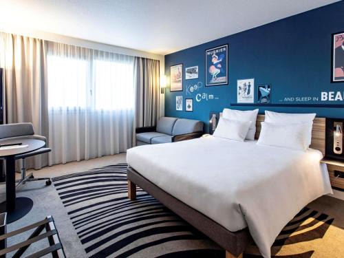 Beaune Hotel | Pet-Friendly Novotel Beaune with Pool & Ocean Views