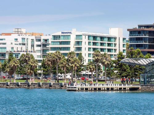 Geelong Hotel | Oceanfront Novotel Geelong: 4-Star Poolside Getaway