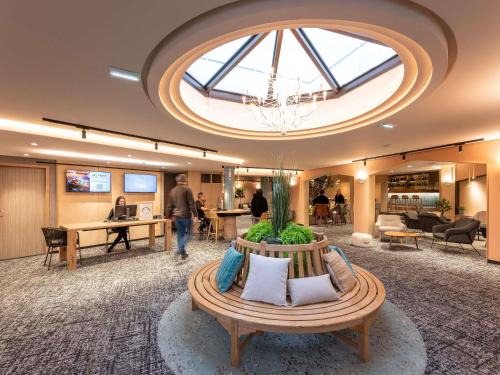 Sennece-les-Macon Hotel | Comfortable Stay at Novotel Macon Nord with Pool & Ocean View