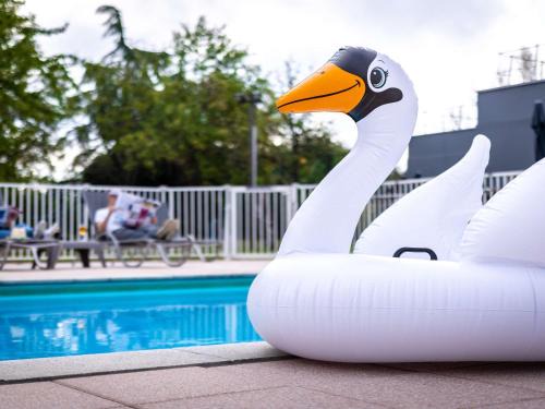 Sausheim Hotel | Relax at Novotel Mulhouse Bâle Fribourg with Pool & Ocean Views