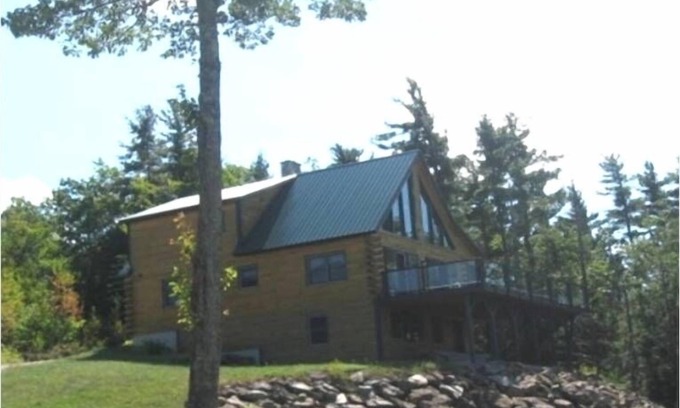 Bristol Cabin | Book Your Pet-Friendly Retreat with Breathtaking Views!