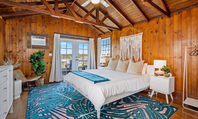 Templeton House | Discover a Private Vineyard & 6BR Mid-Century Retreat!