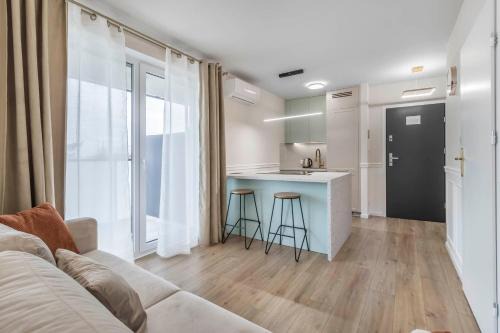 Siedlce Hotel | Nowoczesny apartament z balkonem i widokiem na miasto