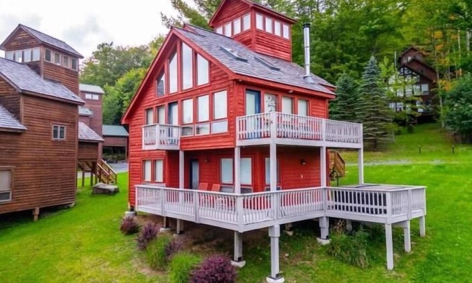 Davis House | Scenic Retreat: Lake View, Hot Tub & Pet-Friendly Stay!