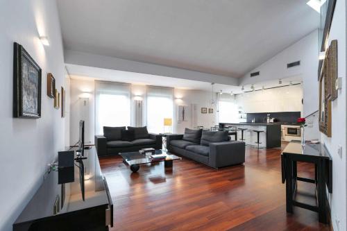 Porta Genova Apartment | Stylish NPA20 Apartment with Hot Tub in Navigli District