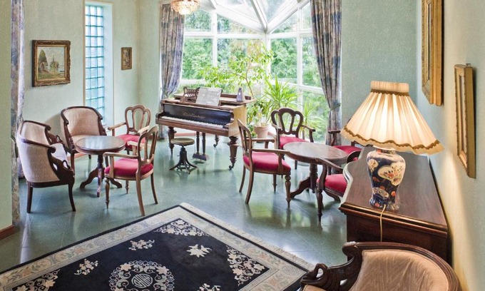 Szentendrei Hotel | Discover Hotel Panzió Nr100: Oceanfront Retreat with Pool