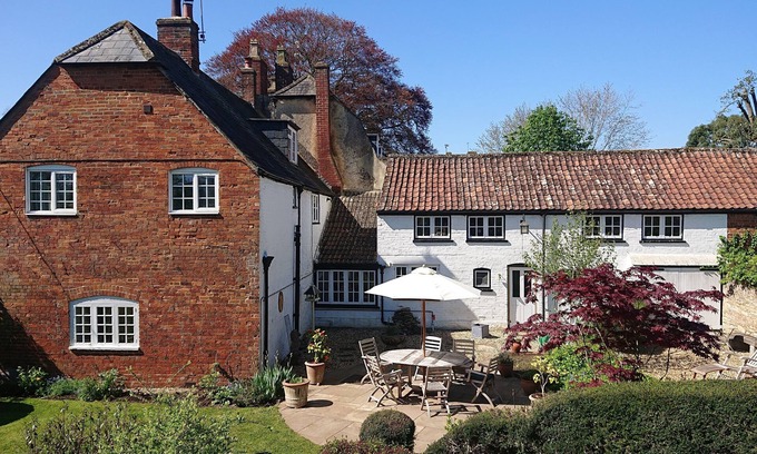 Seend House | Discover Nr Devizes: Pet-Friendly Stay with Pool & Garden