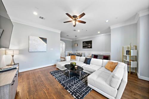 Houston Heights House | Pet Friendly Retreat in Montrose - 4-Star Excellence Awaits