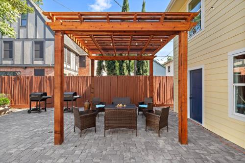 MacGregor Apartment | Comfortable Stay Near Med Center with Patio & BBQ Amenities