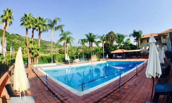 Santa Tecla Apartment | Relax at Nuccio's House: Oceanfront Retreat with Spa & Pool