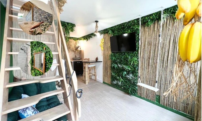 Souppes-sur-Loing Apartment | Escape to Nuit dans la jungle - Unique Love Room Stay