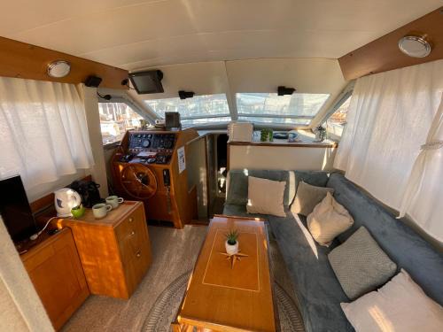 Valence Boat Rental | Unique Retreat: Nuit Insolite et Cocon, Guest Rated 9/10