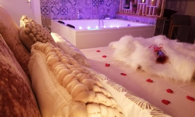 Pont-de-Veyle Apartment | Romantic Retreat with Spa, Breakfast & Lake Views