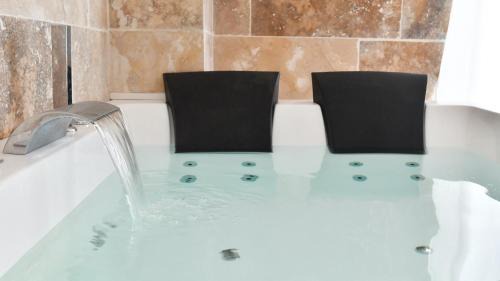 Ales Bed & Breakfast | Indulge at Nuits d'Audace: Spa & Hot Tub Retreat