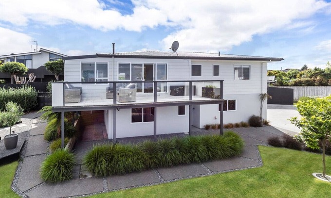 Taupo House | Nukuhau Views - Breathtaking Lake Vistas with Free Wi-Fi