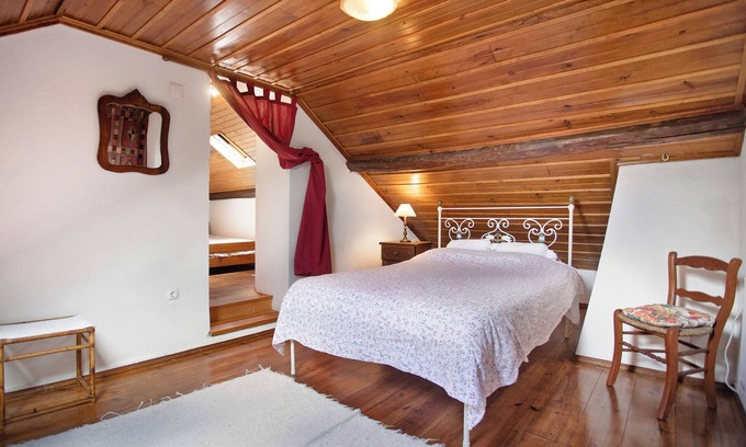 Porto de Mos Apartment | Cozy Casa Do Largo with Shared Terrace and Garden Access