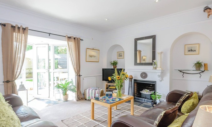 Gosport Cottage | Exceptional 2-Bedroom Accommodation with Ocean View in Gosport
