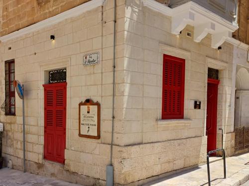 Birgu Apartment | Serene Oceanfront Retreat at Number 12 with Breakfast & Pets