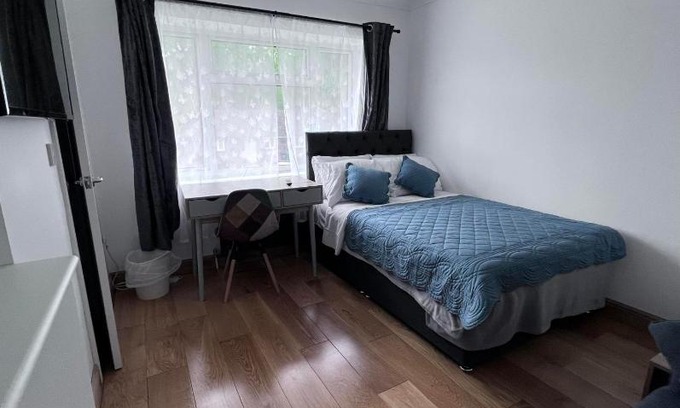 Horley Bed & Breakfast | Experience N 25: Guest Rated at 8.9/10!
