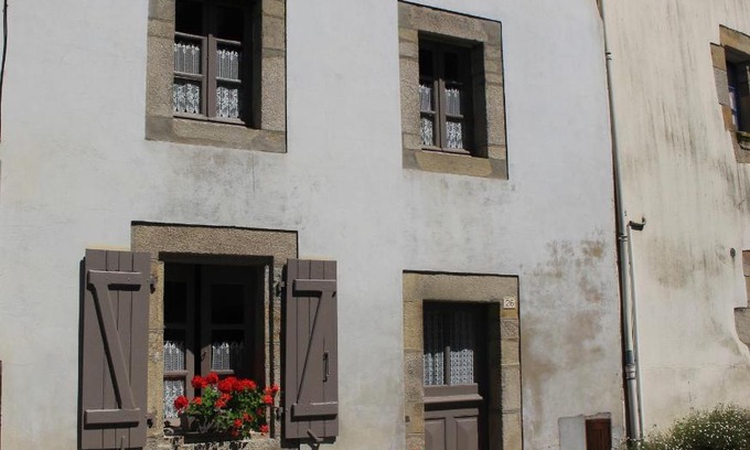 Rochefort-en-Terre House | Budget-Friendly Stay at Number 26 Town House