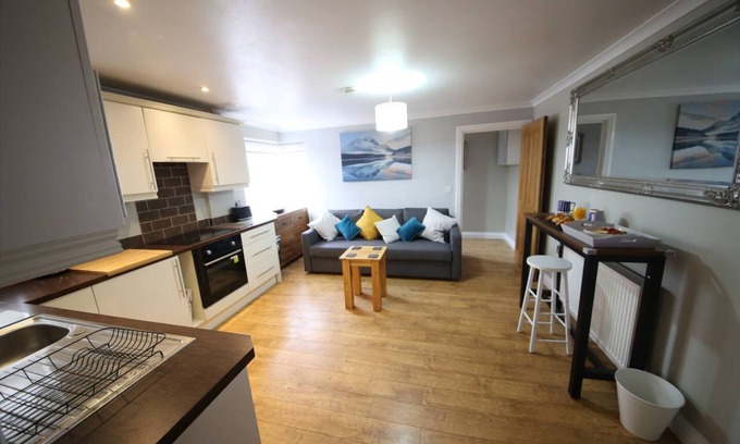 Exeter House | Welcoming Stay at Number 4 - Exeter with Breakfast Included